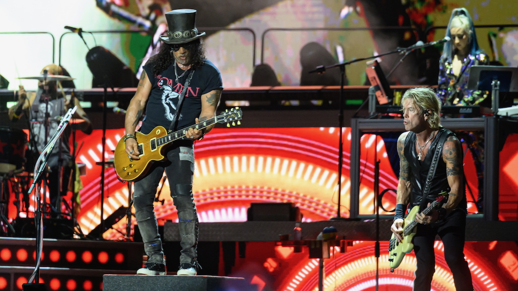 Frank Ferrer, Slash, Duff McKagan und Melissa Reese (v.l.) am 5. Juni 2023 mit Guns N' Roses im Hayarkon Park in Tel Aviv